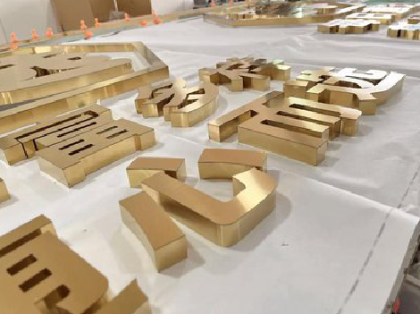 瑞丽拉丝不锈钢字的特点。